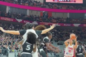 高举双手也没用啊！南苏丹球员在篮下防张子宇，应该很绝望吧😂