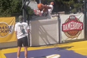 卧槽！是AI吧？空中后空翻+背手反扣？